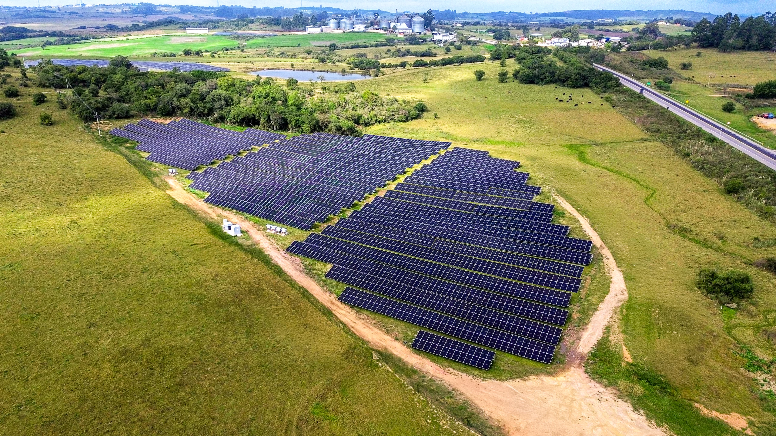 Vista aérea de uma usina solar da Liberty Energia